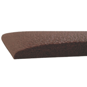 端は斜めになっているので、段差も少なくつまづきにくい仕様に。