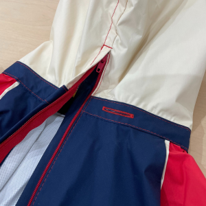 フード途中までファスナーで開くから、頭をかぶせやすい。