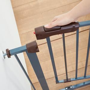 片手でOPEN可能/片手で簡単にロックを解除し、扉を開けられます。
