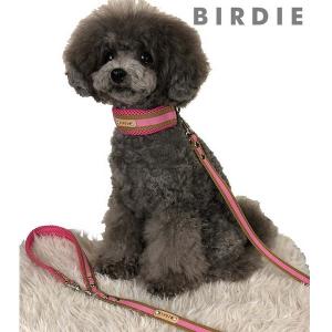 持ち手クッション付きの、軽くてカラフルなリードです。 BIRDIEのロゴが刻印された本革製のネールタグがスポーティエレガンスな印象を与えます。 持ち手部分のナスカンが外せて一時係留に便利。 ■ＢＩＲＤ