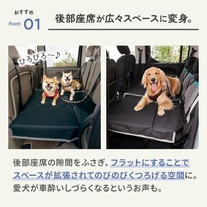 座席下への落下を防ぐ広々ボード（後席用）（旧：スペースボード