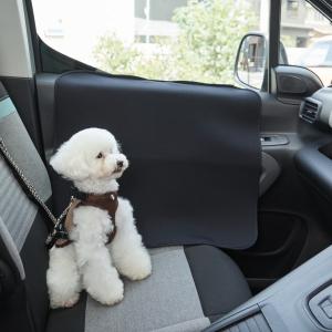 車のドアに手をかけてお外を見る子に。 ドア内側を傷やよだれから守るドアライナーカバー。 ＼防水（ウェットスーツ）素材を使用／ 表面は抜け毛が飛び散らずかき集めやすいジャージ素材。 裏面はウェットスーツ