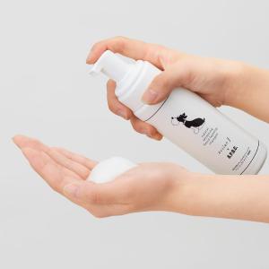目にしみない超電解水の泡でやさしく汚れを落とせる、洗い流さないドライシャンプー。 天然由来成分100％で、デリケートなお顔周りにも安心してお使いいただけます。 きめ細かい泡が表面だけでなく毛穴にまで届
